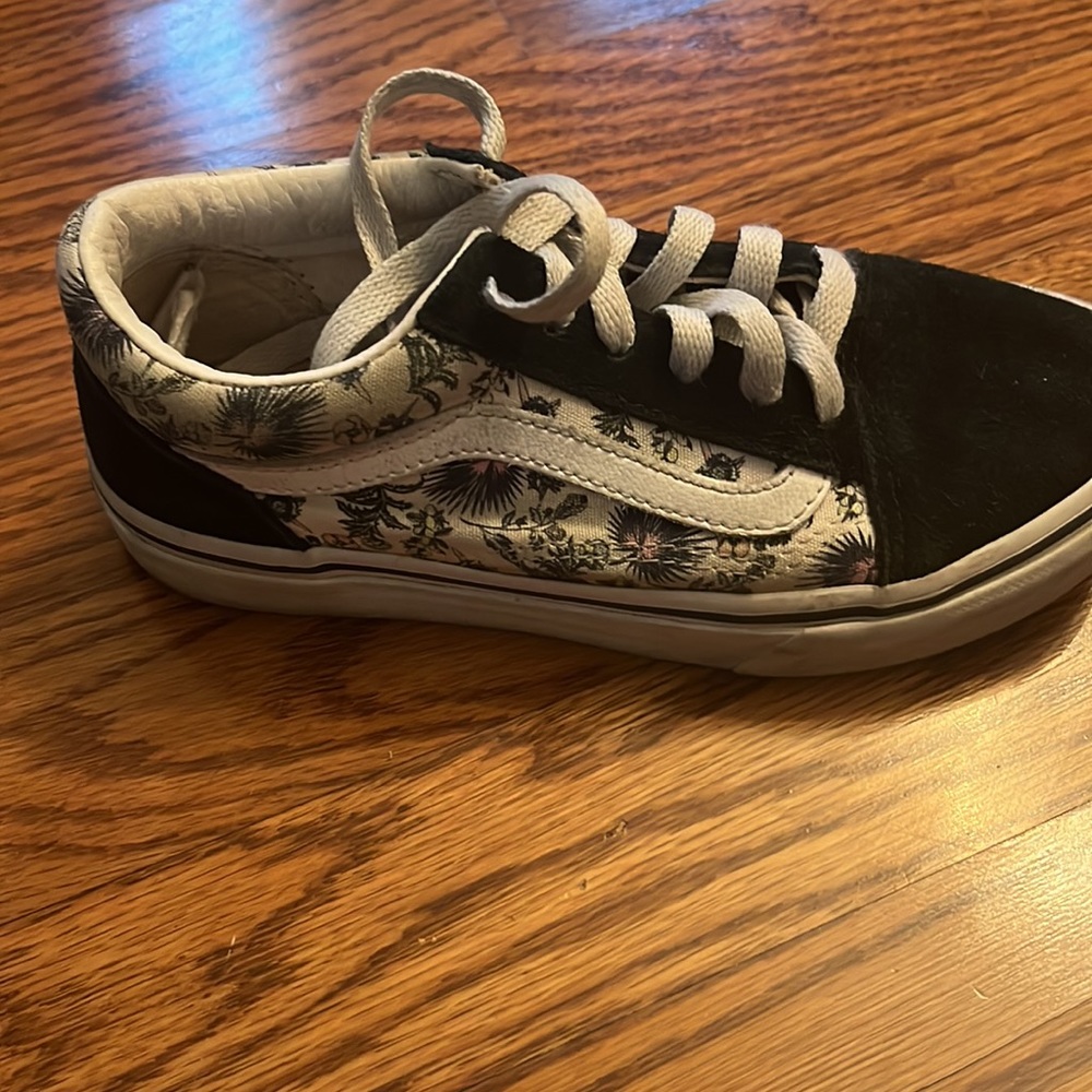 Hi I’m selling these vans flower print shoes size 2 kids(in great condition) - Picture 6 of 6